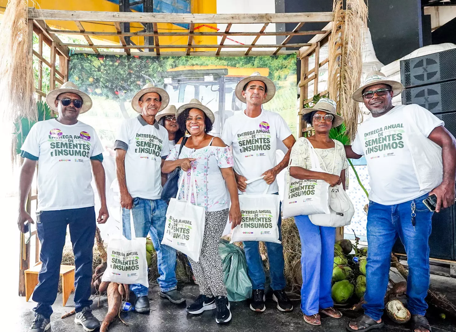 Prefeitura entrega 92 toneladas de sementes e insumos para produtores rurais